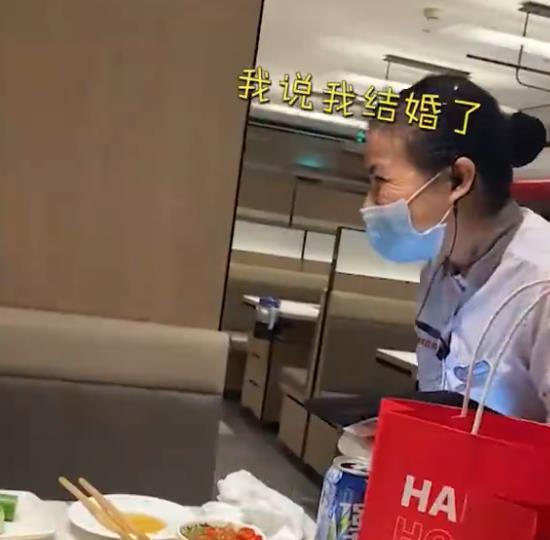 上海一男子結賬時,稱自己 已結婚 ,服務員機智反應亮了