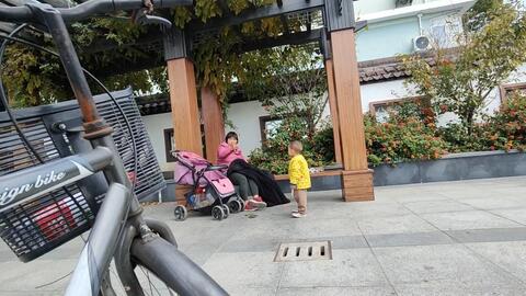 上海殘疾人爺叔創業開婚介所20年,養育兩個小孩大學畢業,還開網絡直播宣傳兩性情感。